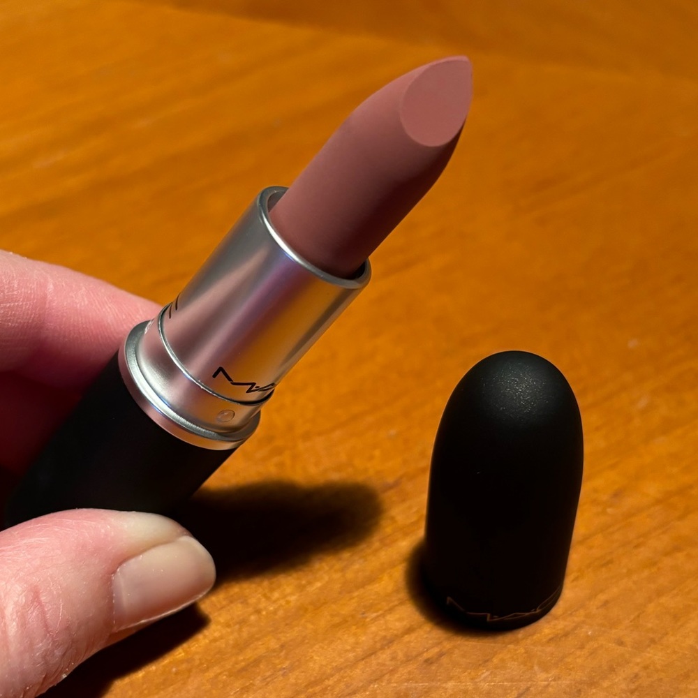 MAC  Lipstick Sultry Move - Picture 4 of 16